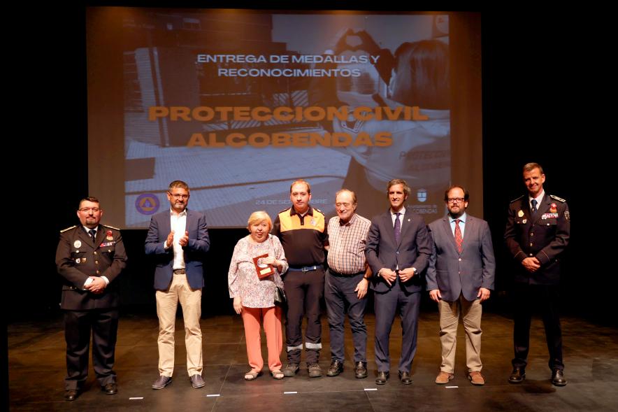 Entrega de Medallas y Reconocimientos de Protección Civil 2022 - Posado de los   homenajeados con los responsables de Protección Civil y la Corporación Municipal.