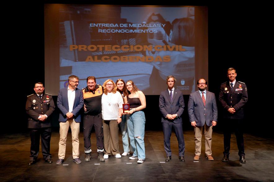 Entrega de Medallas y Reconocimientos de Protección Civil 2022 - Posado de los   homenajeados con los responsables de Protección Civil y la Corporación Municipal.