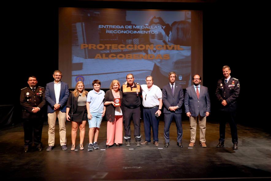 Entrega de Medallas y Reconocimientos de Protección Civil 2022 - Posado de los  homenajeados con los responsables de Protección Civil y la Corporación Municipal.