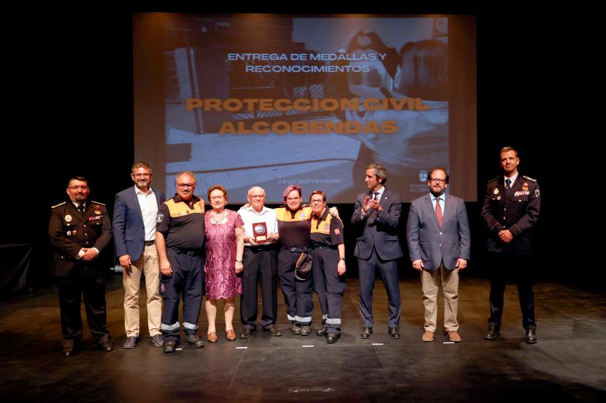 Entrega de Medallas y Reconocimientos de Protección Civil 2022 - Posado de los  homenajeados con los responsables de Protección Civil y la Corporación Municipal.