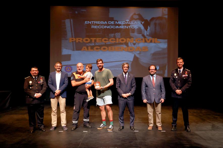 Entrega de Medallas y Reconocimientos de Protección Civil 2022 - Posado de los  homenajeados con los responsables de Protección Civil y la Corporación Municipal.