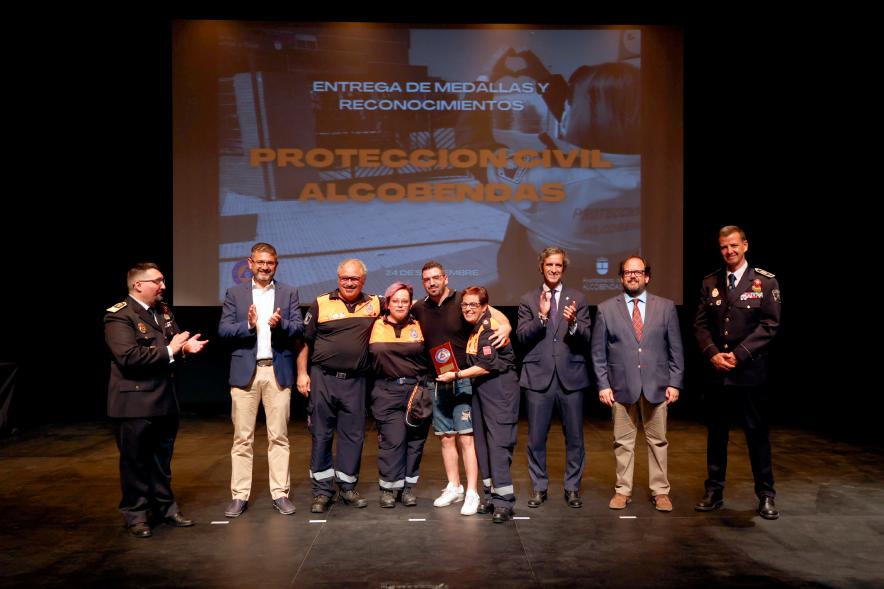 Entrega de Medallas y Reconocimientos de Protección Civil 2022 - Posado de los  homenajeados con los responsables de Protección Civil y la Corporación Municipal.