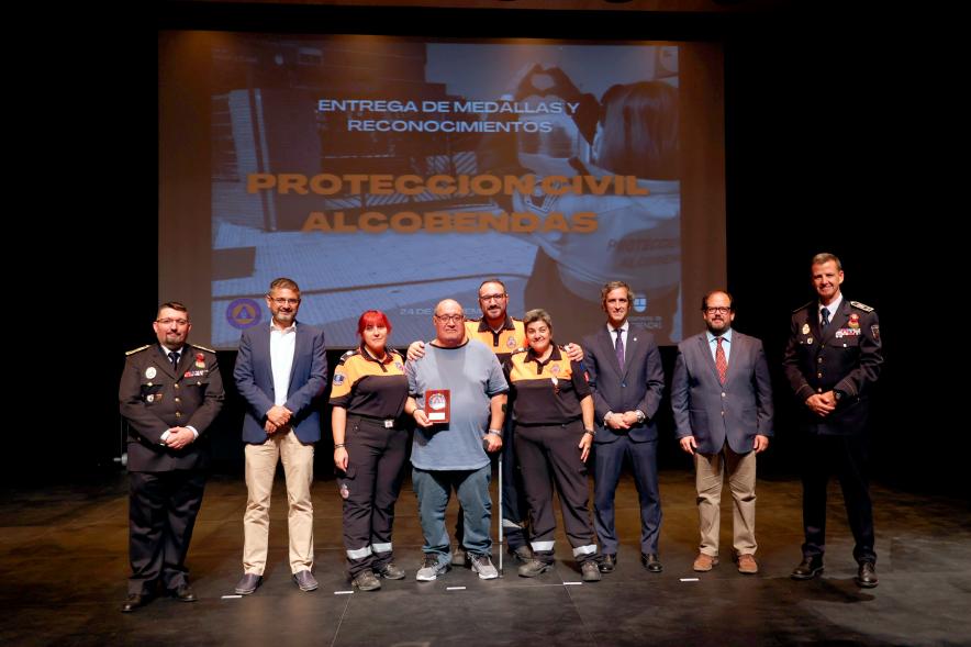 Entrega de Medallas y Reconocimientos de Protección Civil 2022 - Posado de los  homenajeados con los responsables de Protección Civil y la Corporación Municipal.
