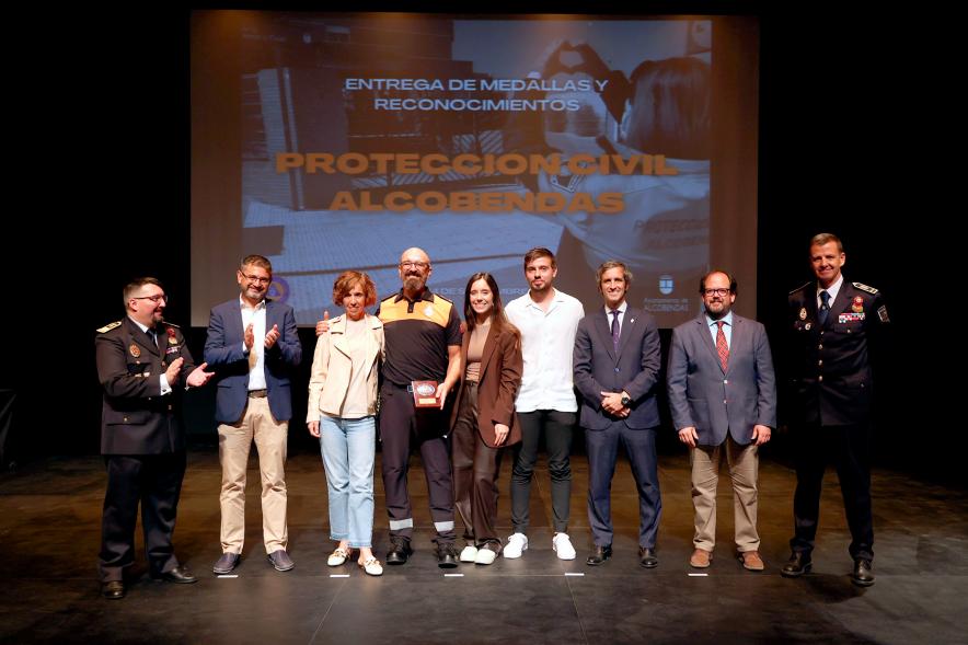 Entrega de Medallas y Reconocimientos de Protección Civil 2022 - Posado de los  homenajeados con los responsables de Protección Civil y la Corporación Municipal.