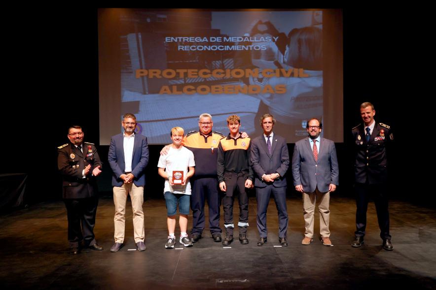 Entrega de Medallas y Reconocimientos de Protección Civil 2022 - Posado de los homenajeados juveniles con los responsables de Protección Civil y la Corporación Municipal.