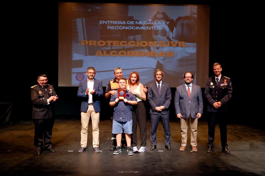 Entrega de Medallas y Reconocimientos de Protección Civil 2022 - Posado de los  homenajeados con los responsables de Protección Civil y la Corporación Municipal.