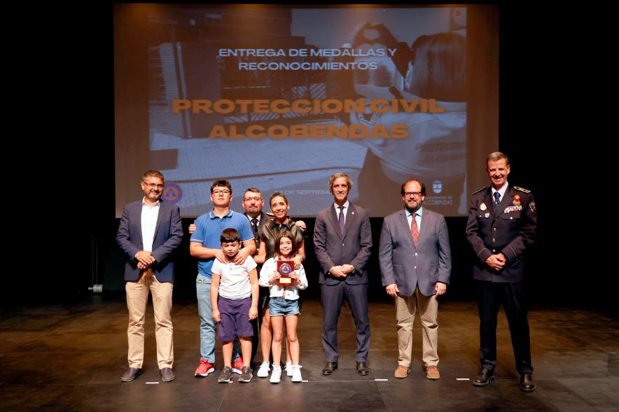 Entrega de Medallas y Reconocimientos de Protección Civil 2022 - Posado de los  homenajeados con sus familias y  con los responsables de Protección Civil y la Corporación Municipal.