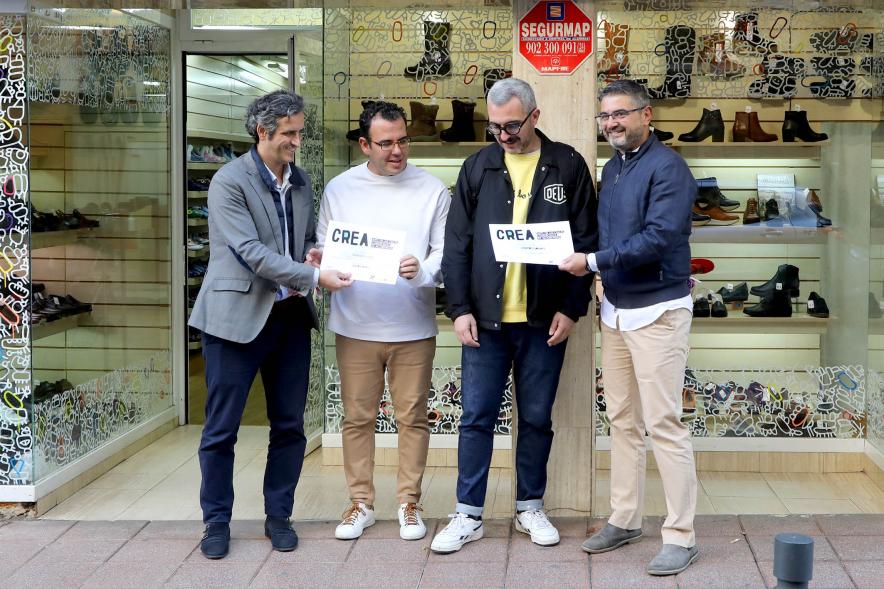 Delegación municipal hace entrega de diploma a un galardonado