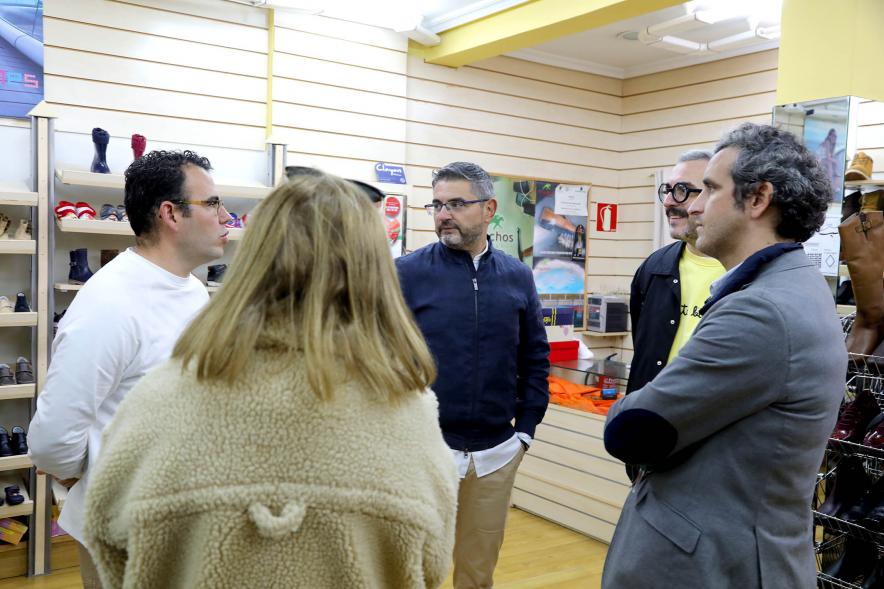 Delegación municipal charlando durante la visita