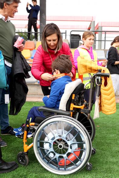 Concejal de deportes entregando medallas a los participantes