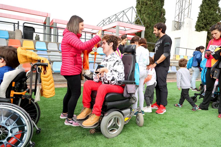 Entrega de medallas a los participantes