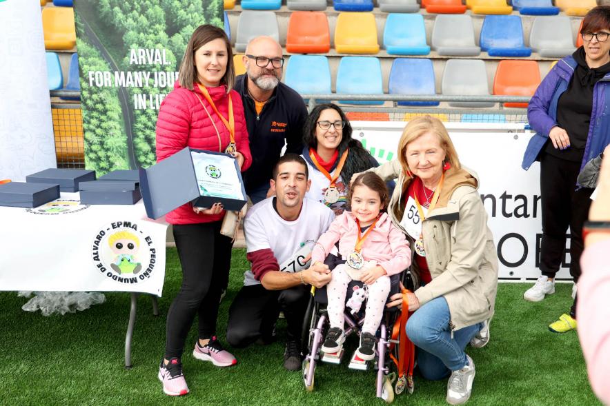 Delegación municipal hace entrega de una placa a una joven  participante