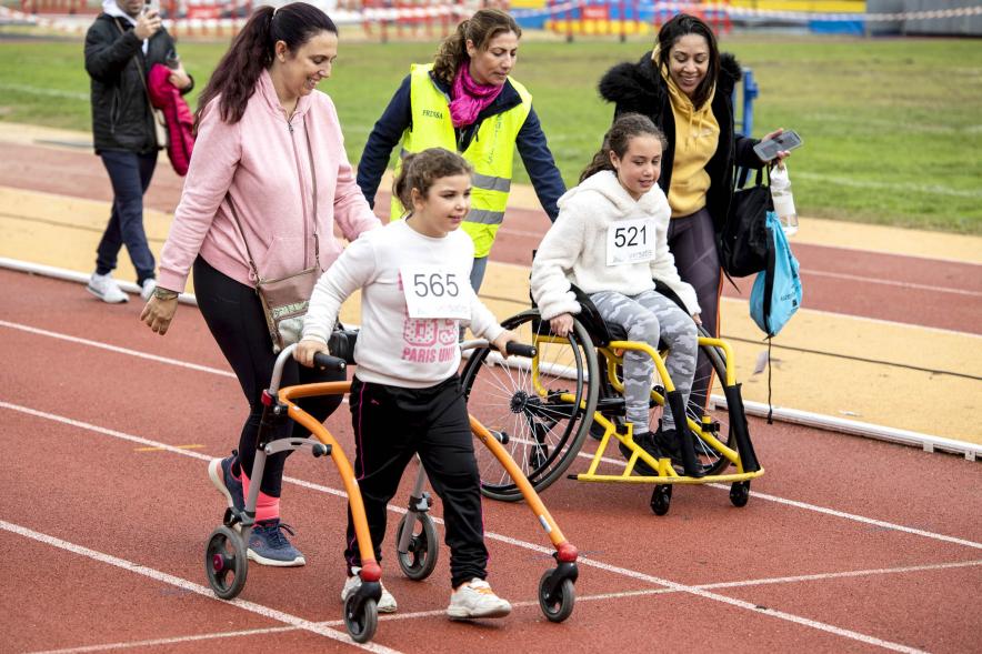 Jóvenes participantes durante la carrera