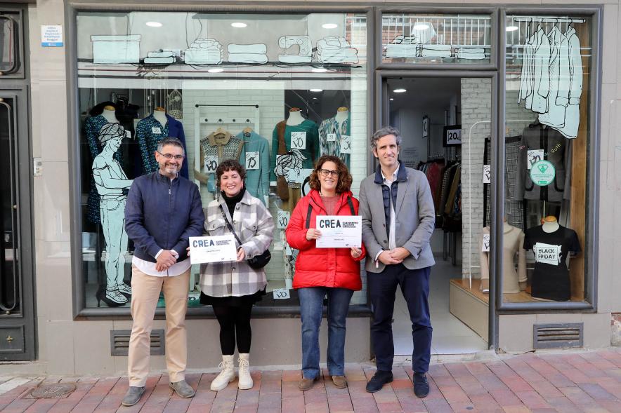 Delegación municipal hace entrega de diplomas a galardonadas