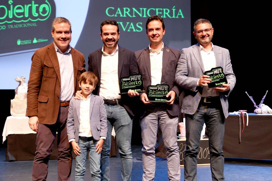 Delegación municipal con galardonados