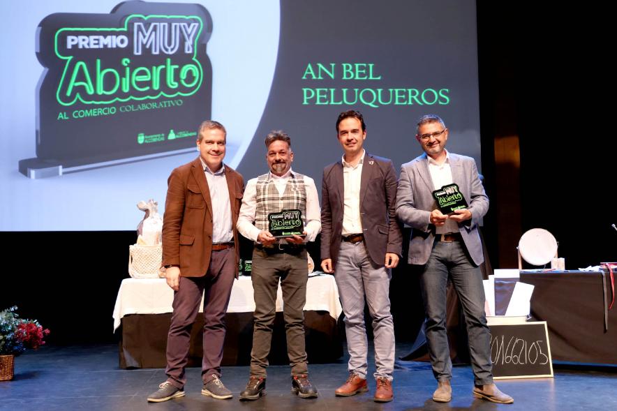 Delegación municipal hace entrega del premio a un galardonado 