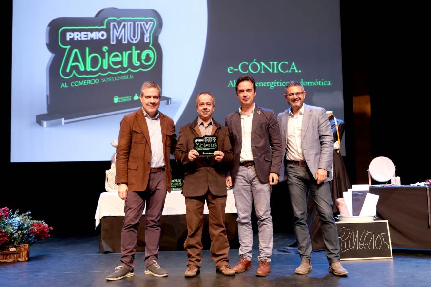 Delegación municipal hace entrega de uno de los premios a un galardonado