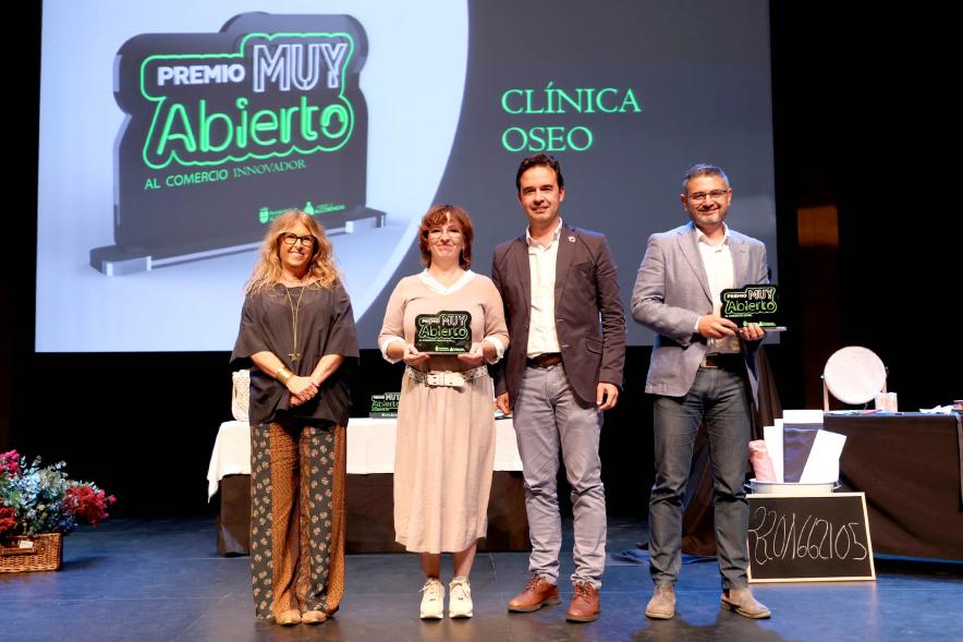 Delegación municipal hace entrega de uno de los premios a una galardonada