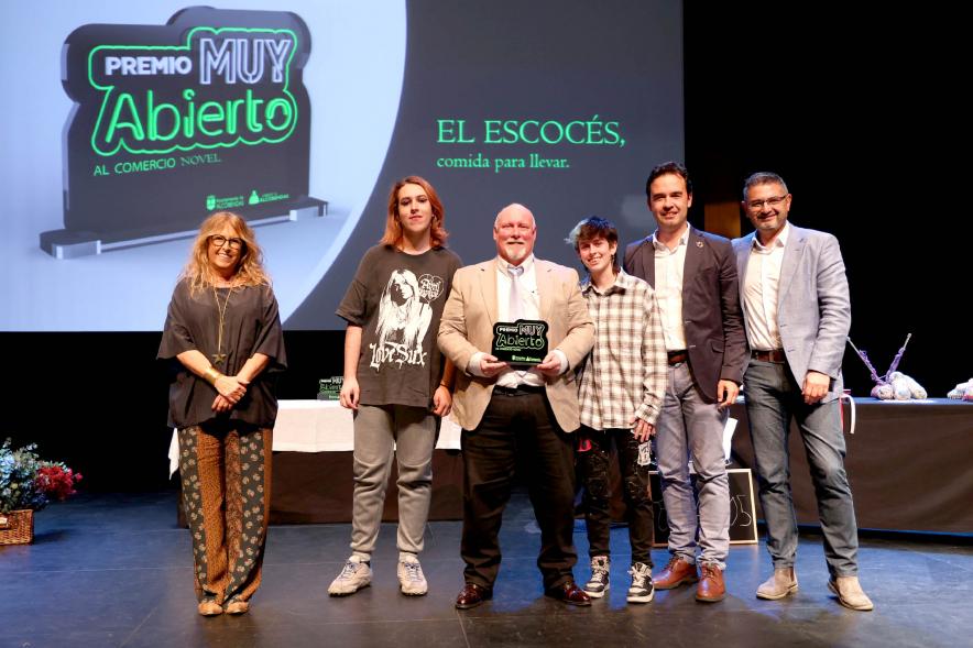 Delegación municipal hace entrega de uno de los premios a un galardonado