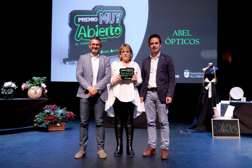 Delegación municipal hace entrega de uno de los premios a una galardonada