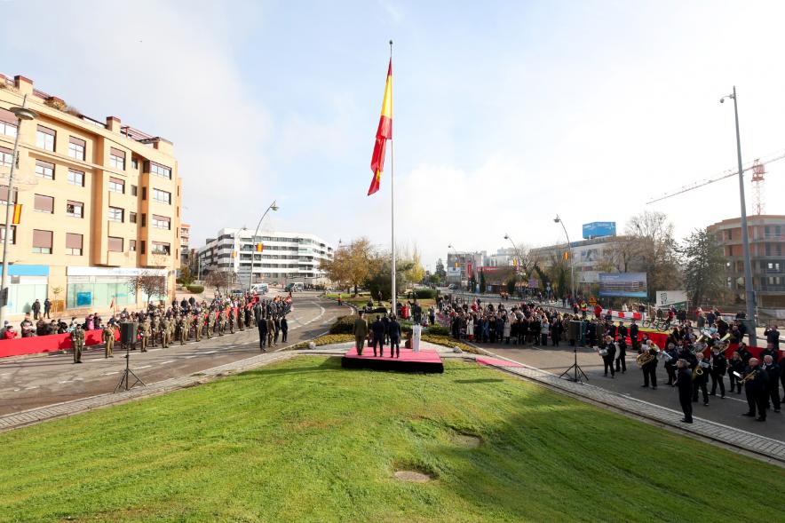 Actos de la Constitución 2022 - Imagen de la bandera con las fuerzas del orden formadas alrededor.