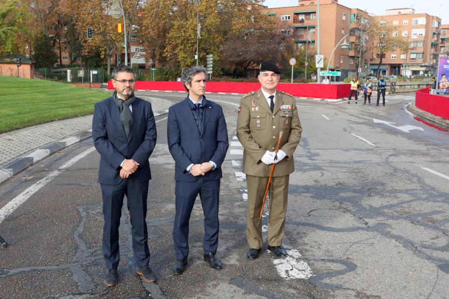 Actos de la Constitución 2022 - Posición de firme del alcalde Retolaza, el vicealcalde y un mando del ejército español.