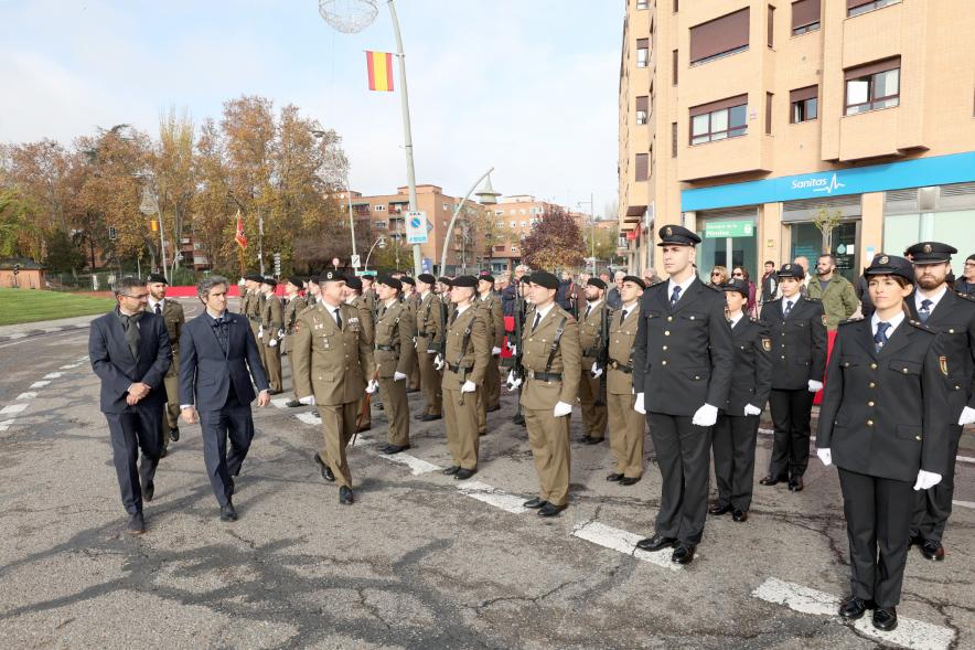 Actos de la Constitución 2022 - Las autoridades militares y municipales pasan revista a la tropa formada.