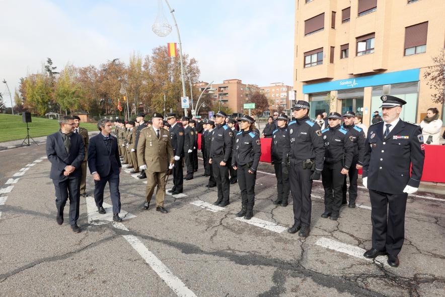  Actos de la Constitución 2022 - Las autoridades militares y municipales pasan revista a la tropa formada