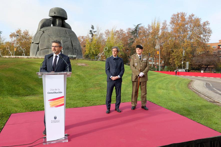 Actos de la Constitución 2022 -  Imagen de las autoridades, el vicealcalde Sánchez Acera dando el discurso.