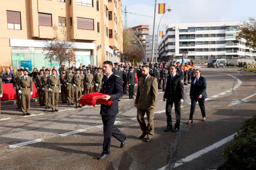 Actos de la Constitución 2022 -  Imagen de la bandera portada por un militar para ser izada.