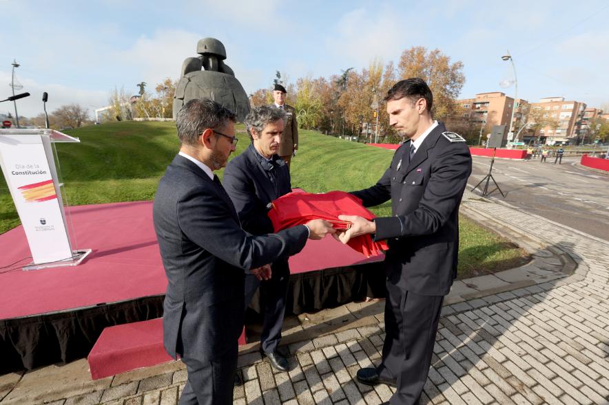 Actos de la Constitución 2022 -  Imagen de  la entrega de la bandera al  alcalde Retolaza y al vicealcalde Sánchez Acera.