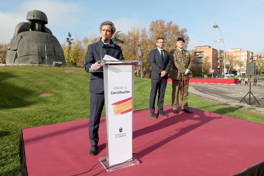 Actos de la Constitución 2022 -  Imagen de las autoridades, el alcalde  Retolaza da el discurso.