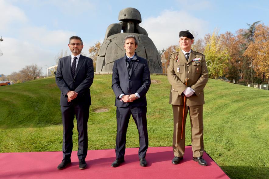 Actos de la Constitución 2022 - Posición de firme del alcalde Retolaza, el vicealcalde y un mando del ejército español.