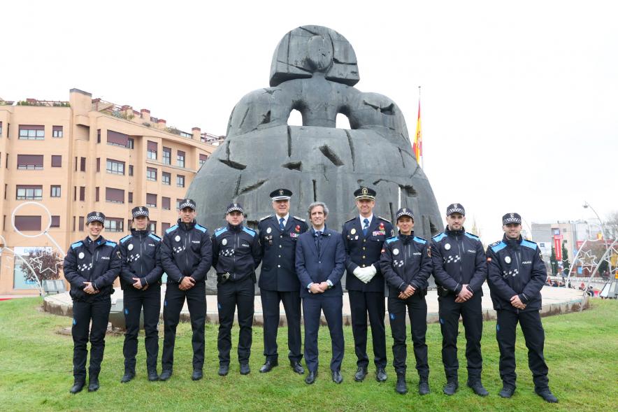 Actos de la Constitución 2022 - Posado del alcalde Retolaza con la Policía Municipal.