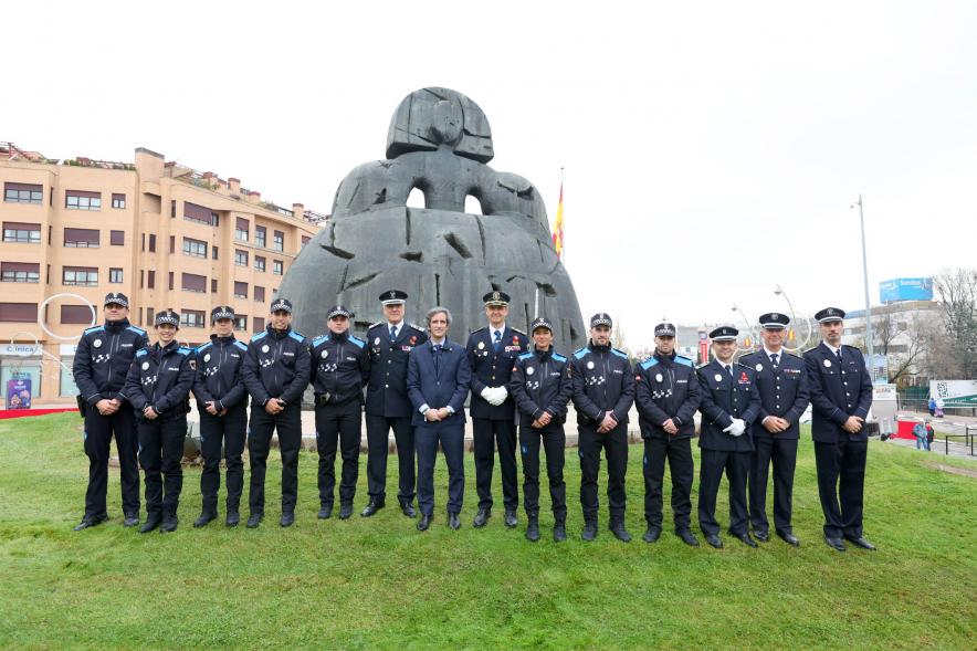 Actos de la Constitución 2022 - Posado del alcalde Aitor Retolaza con la Policía Municipal, junto  a la Menina.
