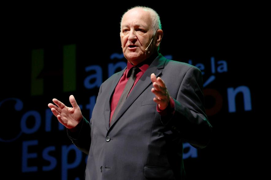   Actos de la Constitución 2022 -  Primer plano del presentador del homenaje.