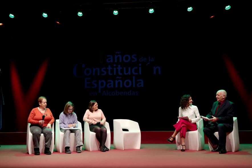 Actos de la Constitución 2022 -Imagen del escenario con la familia homenajeada y los presentadores.