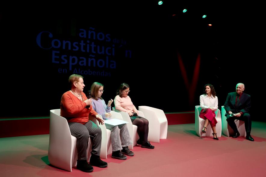 Actos de la Constitución 2022 -Imagen del escenario con la familia homenajeada y los presentadores.