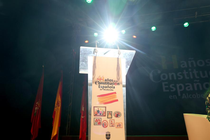 Actos de la Constitución 2022 - Primer plano del atril con el cartel del homenaje a la Constitución.