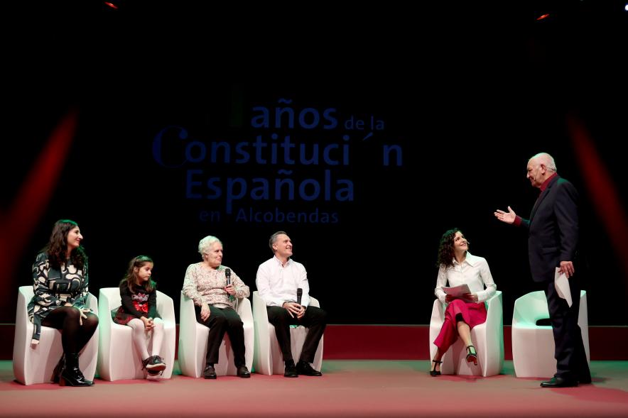 Actos de la Constitución 2022 - Imagen del escenario con la familia homenajeada y los presentadores.