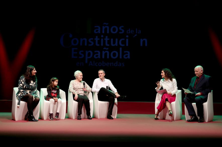 Actos de la Constitución 2022 - Imagen del escenario con la familia homenajeada y los presentadores.