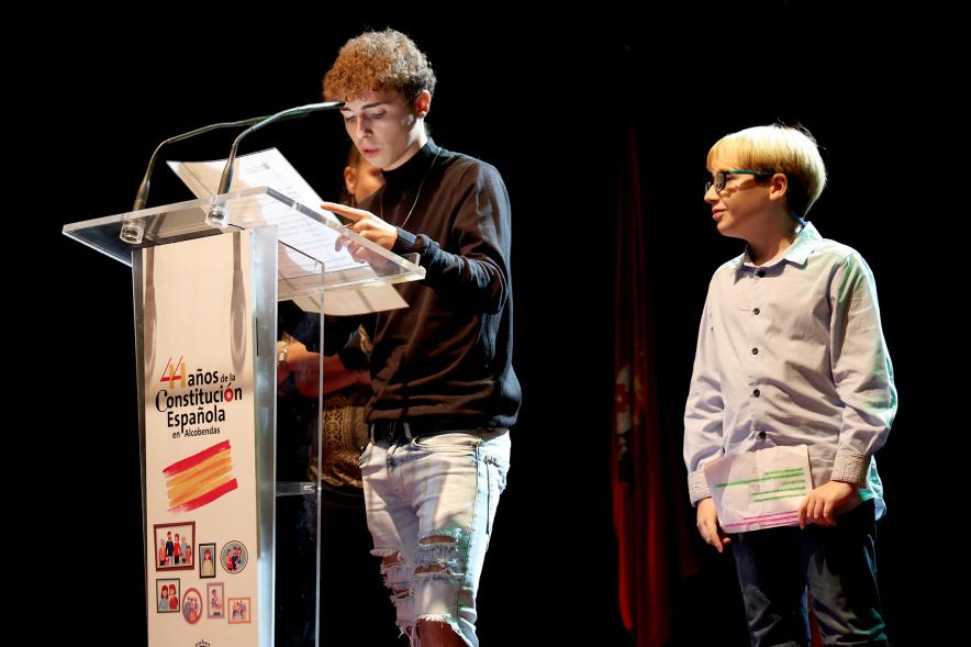 Actos de la Constitución 2022 -  Imagen del discurso de un miembro de una familia  homenajeada.