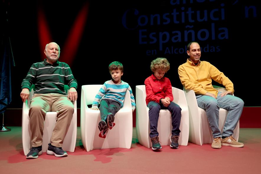 Actos de la Constitución 2022 - Imagen del escenario con la familia homenajeada.