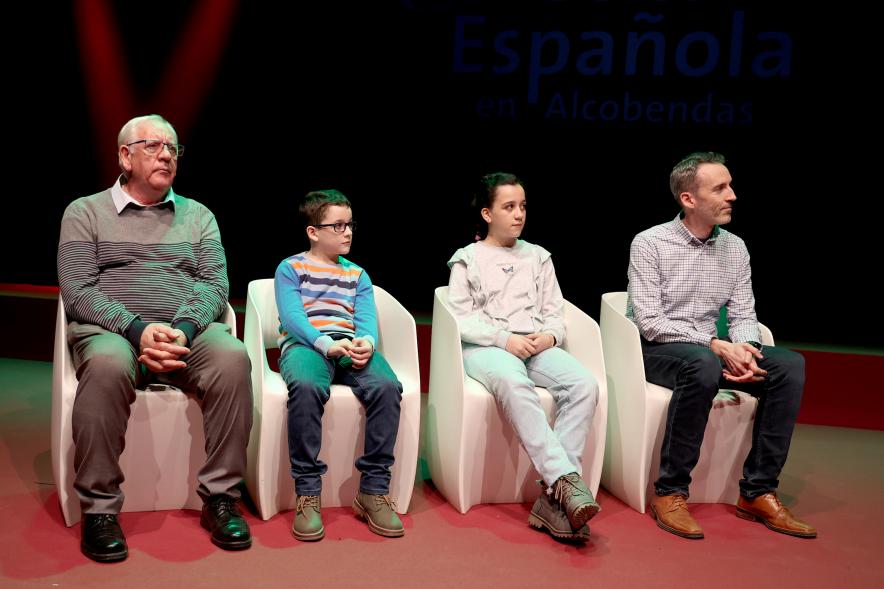 Actos de la Constitución 2022 - Imagen del escenario con la familia homenajeada.