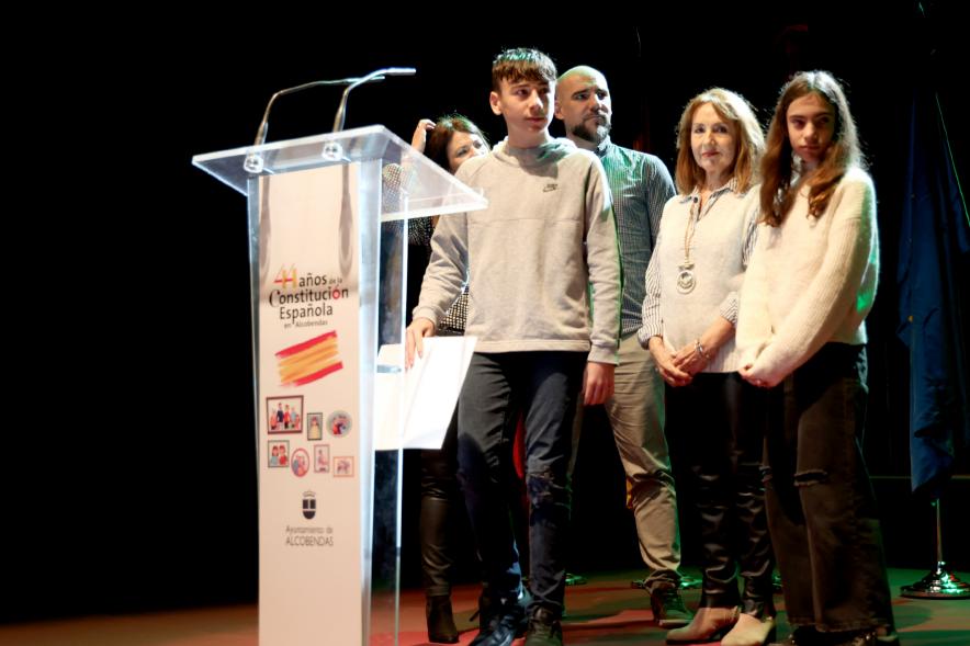 Actos de la Constitución 2022 - Imagen del discurso de un miembro de una familia  homenajeada.