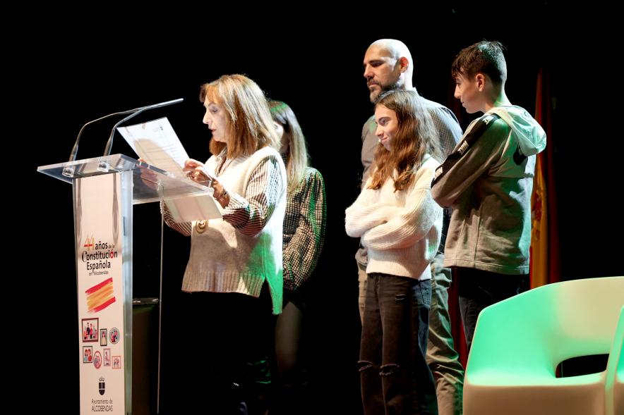 Actos de la Constitución 2022 - Imagen del discurso de un miembro de una familia  homenajeada.
