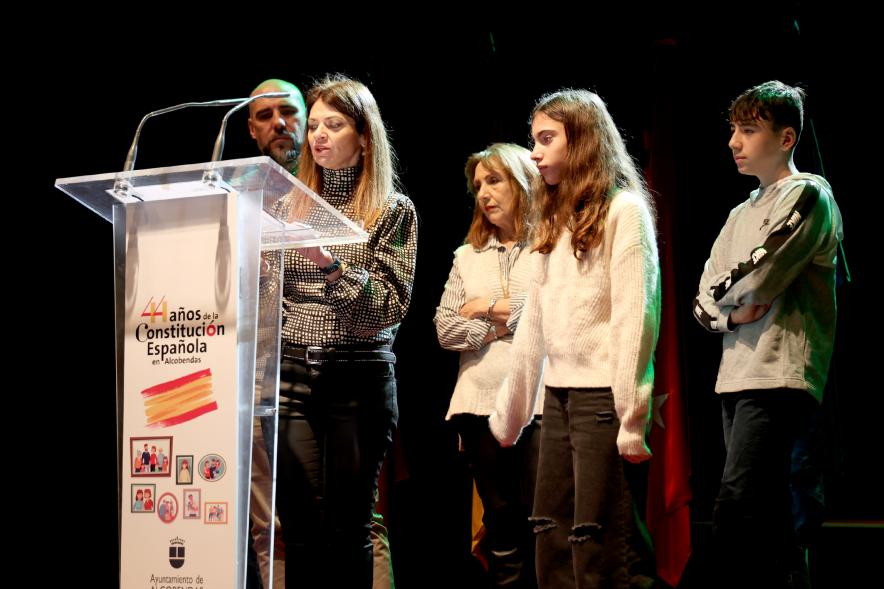 Actos de la Constitución 2022 - Imagen del discurso de un miembro de una familia  homenajeada.