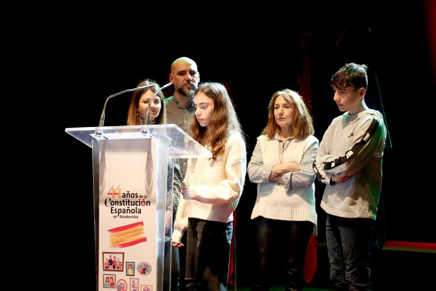 Actos de la Constitución 2022 - Imagen del discurso de un miembro de una familia  homenajeada.
