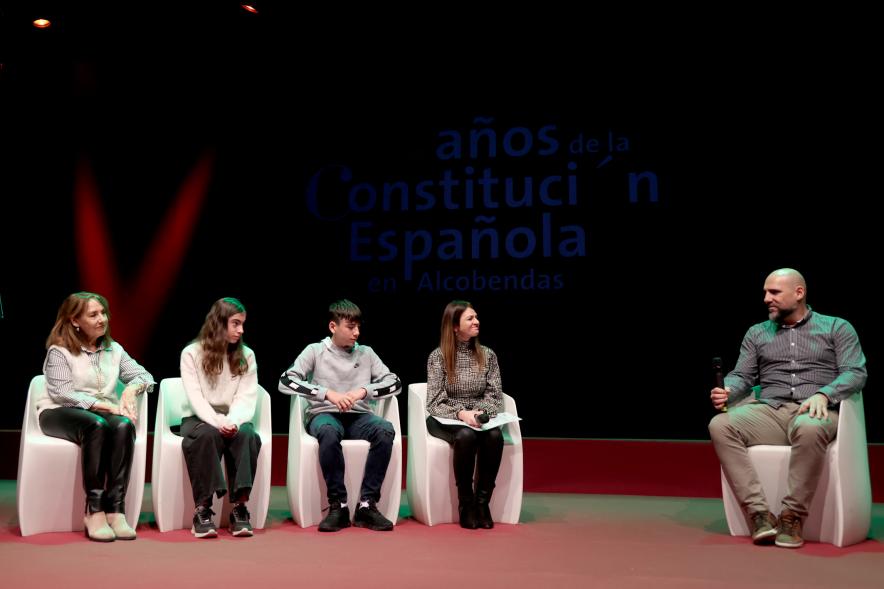 Actos de la Constitución 2022 - Imagen del escenario con la familia homenajeada.