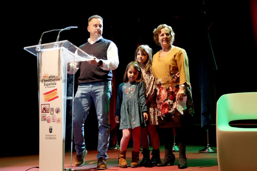 Actos de la Constitución 2022 - Imagen del discurso de un miembro de una familia  homenajeada.